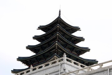 Obraz premium Seoul – April 16, 2016: Gyeongbokgung, also known as Gyeongbokgung Palace or Gyeongbok Palace, was the main royal palace of the Joseon dynasty. Built in 1395, it is located in northern Seoul.