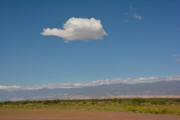 Fototapeta na wymiar paisaje de tierra y montañas con nubes