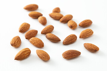 白背景にアーモンド
