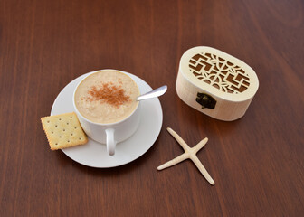 taza de café, cofre y galletas con un tema de verano