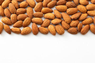 白背景にアーモンド