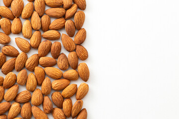 白背景にアーモンド