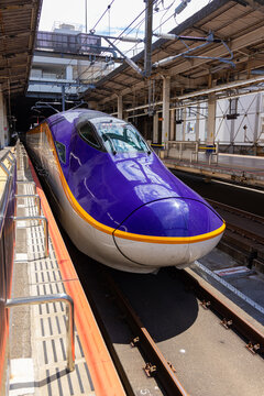 大宮駅に入線するE8系山形新幹線テスト車両