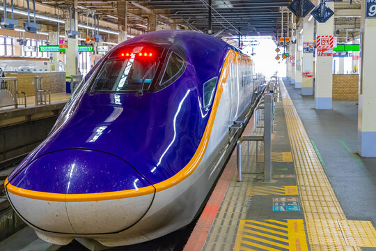 大宮駅に入線するE8系山形新幹線テスト車両
