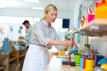Obraz premium woman wrapping a chocolate christmas present
