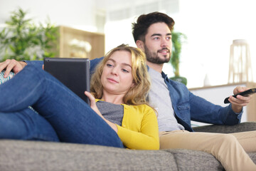 Obraz premium couple to relax on the sofa