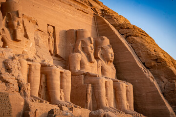 La fiesta de los hogares del Gran Templo en los templos de Ramses II en Abu Simbel - obrazy, fototapety, plakaty