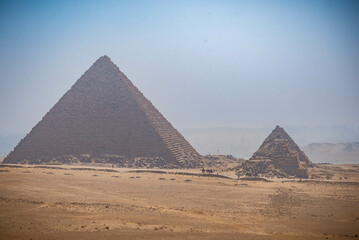 Fototapeta na wymiar Esfinge famosa y las grandes pirámides en niebla y smog, Giza, El Cairo, Egipto