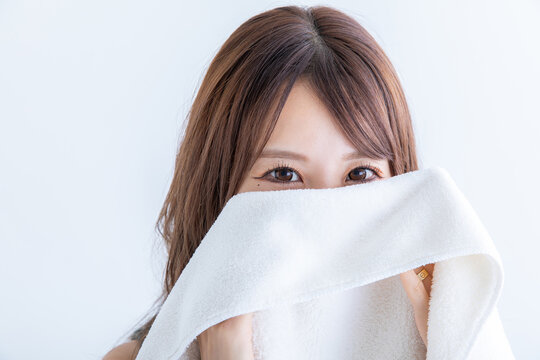 タオルで汗を拭う女性　Woman wiping sweat with a towel