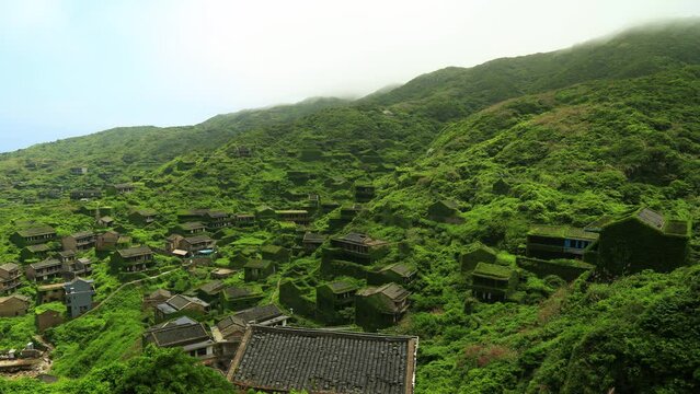 Misty Shengshan island in Zhoushan Archipelago time lapse.Because the whole village is uninhabited, the outer walls of the houses in the village are covered with ivy,so it is called the Wizard of Oz.