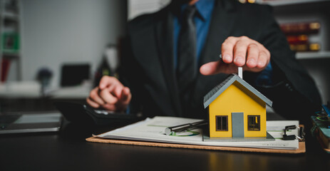 real estate agent Delivering sample homes to customers, mortgage loan contracts. Make a contract for hire purchase and sale of a house. and home insurance contracts, home mortgage loan concepts