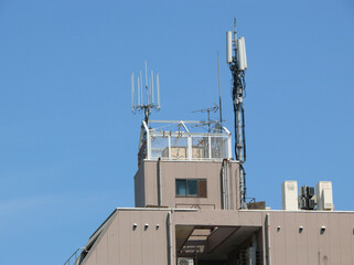 ビル屋上の各種アンテナ。
日本のビル屋上によくある風景。