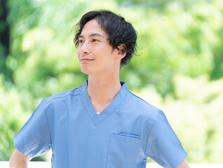 笑顔の男性医師