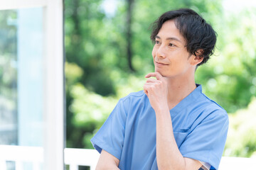考える笑顔の男性医師
