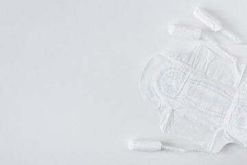 Obraz na płótnie Canvas Women cotton hygienic pad and tampons on white background