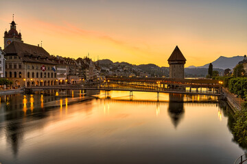 Fototapeta na wymiar Goldene Stunde bei der Kapellbrücke in Luzern