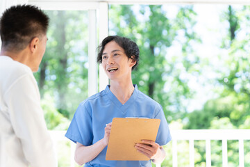 診察する医者とシニア患者