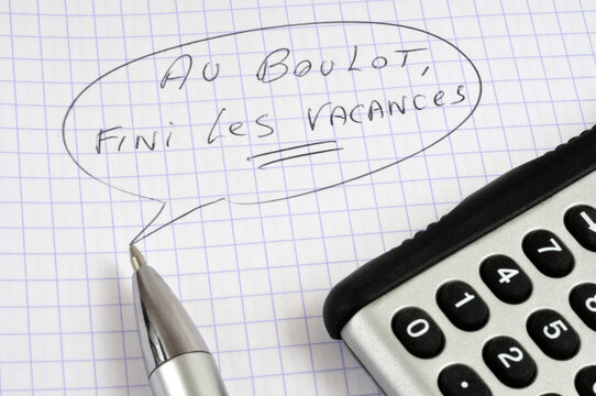 Au boulot, fini les vacances &eacute;crit sur une feuille de papier quadrill&eacute;e avec un stylo