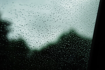 Fotografía de gotas de lluvia en un cristal
