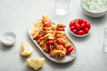 brochettes de poulet mariné au citron, herbes de Provence et tomates