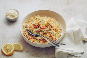assiette de pâtes orzo avoine crémeuse à la truite fumée aneth, citron et crème