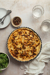 tarte salée quiche fait maison aux oignons, lardons, herbes de Provence et fromage 