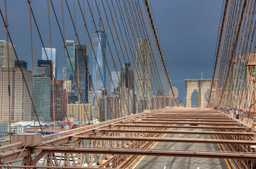 Blick auf Downtown / Manhattan von der Brooklyn Bridge, New York, USA, Juli 2023