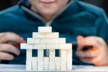 un enfant devant un tas de sucre