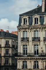Foto de unos edificios tradicionales en la ciudad de Nantes, Francia.