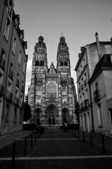 Fototapeta na wymiar Foto en blanco y negro de la Catedral de Tours en Francia.