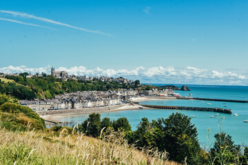 Fototapeta na wymiar Fotografía en horizontal del mar azul celeste junto a la ciudad de Carcale, Francia.