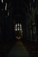 Fotografía en vertical del interior de una iglesia en la ciudad de Burdeos, Francia.