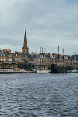 Fototapeta premium Fotografía vertical de la ciudad de Saint-Malo con sus barcos y el mar, Francia.