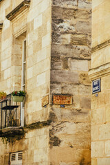 Fototapeta na wymiar Fotografía en vertical del letrero del nombre de las calles en Francia.