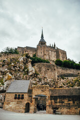 Fotografía vertical de Mont Saint Michel desde el exterior en Francia.