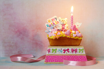 kleine Geburtstagskuchen mit Kerze und Dekoration - 629922647