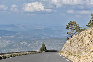 route pour arriver au sommet de Mont Ventoux (Vaucluse, France)