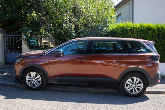Vaison la Romaine, Vaucluse, France - 26072023 - vue de c&ocirc;t&eacute; d'une voiture de marque Peugeot 5008 gar&eacute; sur un trottoir