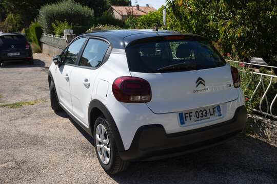 Vaison la Romaine, Vaucluse, France - 26072023 - vue de l'arrière d'une voiture blanche de marque Citroën C3 garé sur une place de parking