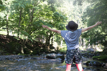 川や山のレジャーのイメージ　アウトドアや春夏のお出かけに さあ冒険にいこう！　コピースペースあり