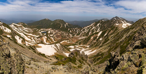 Obraz premium 雪残る夏の立山登山 雄山山頂から室堂と大日岳を臨むパノラマ写真