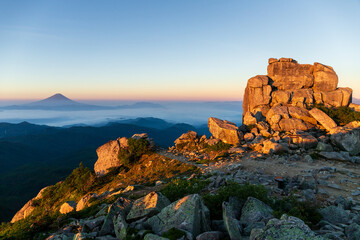 夏の金峰山 山頂から朝焼けの空と五丈岩と富士山パノラマ写真