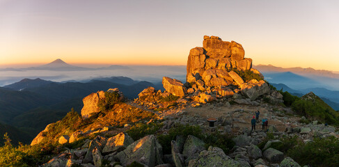 夏の金峰山 山頂から朝焼けの空と五丈岩と富士山パノラマ写真
