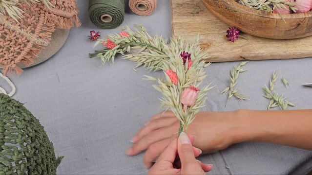 Frau bindet Trockenblumen zu einem Kranz, getrocknete Blumen, Video Anleitung