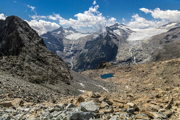 Fototapeta na wymiar view of glaciers in the mountains of the tonale pass