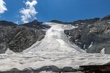 thermal covers to preserve the tonale glacier