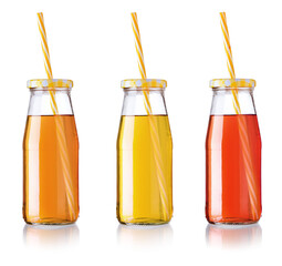 Flasche mit Getränk und Trinkhalm