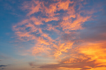 散らかった夕空