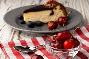 Vanilla cheesecake with chocolate top and berries