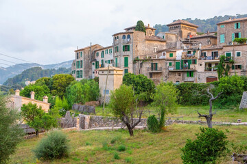 Obraz premium View of a medieval street of the picturesque Spanish-style village Valdemossa in Majorca or Mallorca island, Spain.
